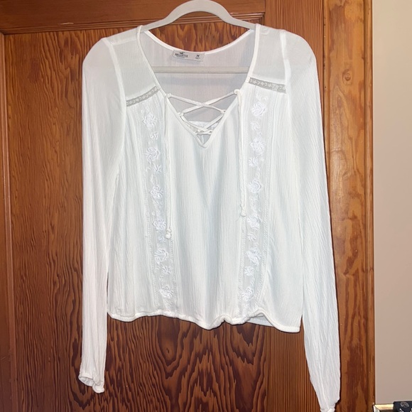 Hollister Tops - ⭐️Hollister, baby doll white shirt, size Medium.⭐️